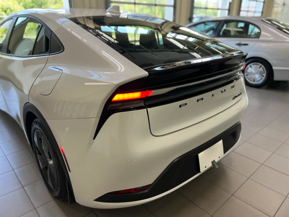 2023 toyota prius prime se white 6